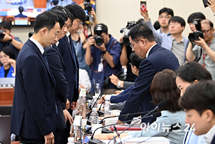 국민의힘 '최민희 독재 OUT' 피켓에…'배경훈 인사청문회' 시작도 못한 채 파행