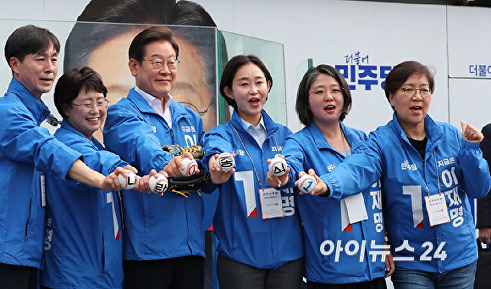 '내란종식' 쓰여진 야구공 손에 든 이재명