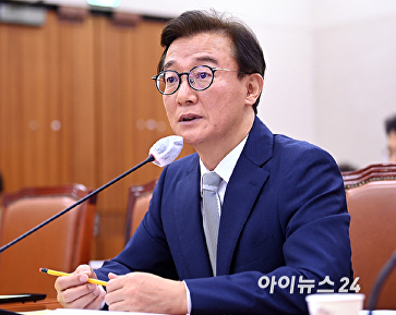 질의에 답변하는 전재수 장관 후보자