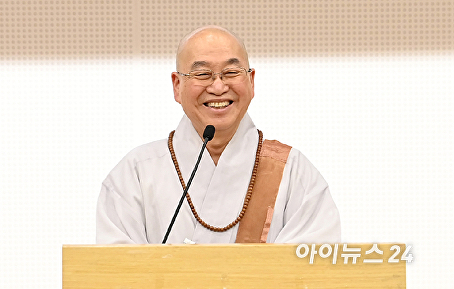 'K민주주의와 한반도평화' 포럼 축사하는 법륜 평화재단 이사장