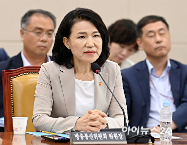질의에 답변하는 이진숙 방통위원장
