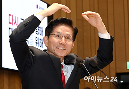 국민의힘 의원들에게 하트 보내는 김문수 후보