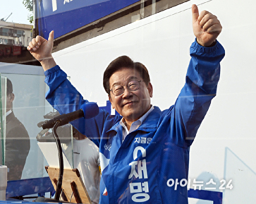 고속버스터미널 광장에서 유세하는 이재명