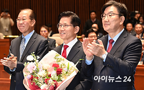 꽃다발 받은 김문수