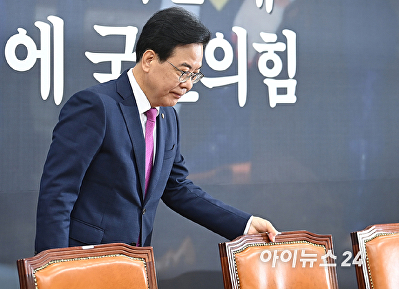 비상대책위원회의 참석하는 송언석 비대위원장