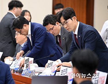 '배경훈 인사청문회'에서 '최민희 독재 OUT' 피켓 붙이는 국민의힘