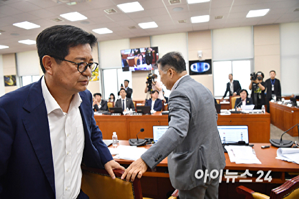 과방위 회의장 나가는 국민의힘 의원들