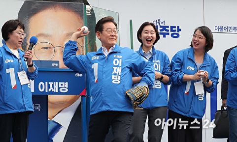 시구 퍼포먼스 하는 이재명