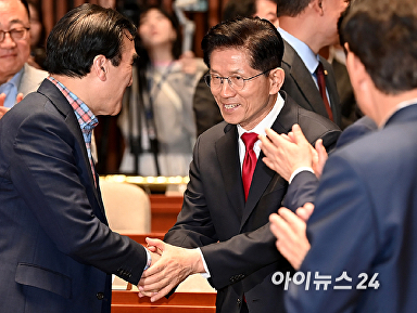 의원들과 인사하는 김문수 후보