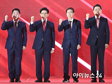 기념촬영하는 안철수-김문수-조경태-장동혁 당대표 후보들