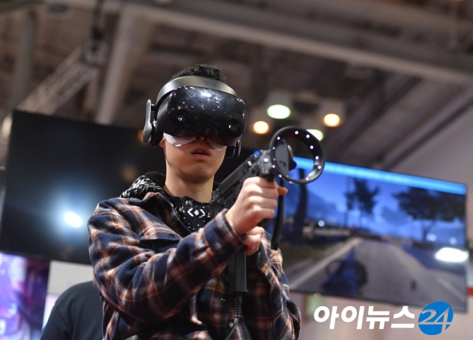 지난 11월 부산에서 열린 지스타 2018에서 한 관람객이 VR 게임을 체험하고 있다. [[사진=조성우 기자]]