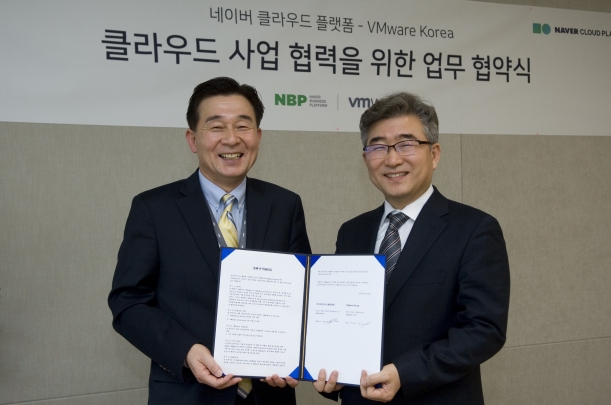 김태창 NBP 클라우드 사업 본부장(왼쪽), 전인호 VM웨어코리아 대표 [사진=VM웨어]
