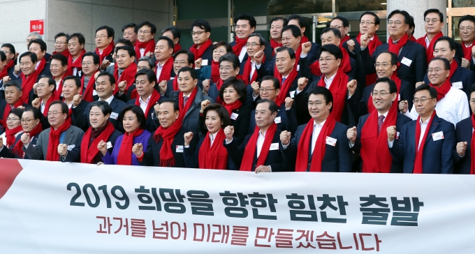 16일 한국당 연찬회에서 기념 촬영을 하고 있는 의원들[사진=뉴시스]