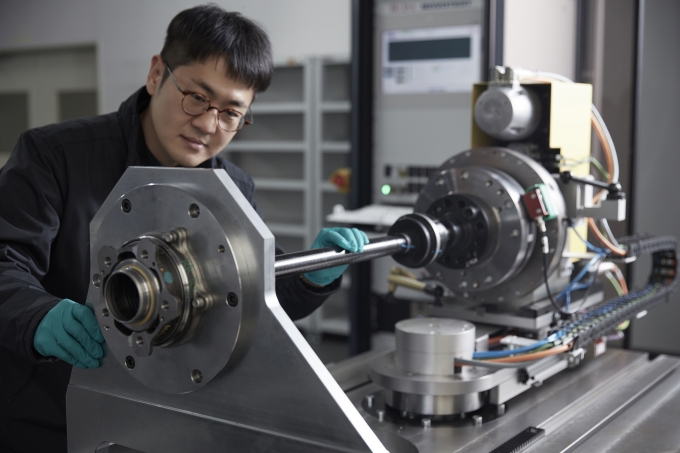 현대위아 연구원이 22일 경기도 의왕시 현대위아 의왕연구소에서 '기능통합형 드라이브 액슬'을 시험하고 있다.  [사진=현대위아]