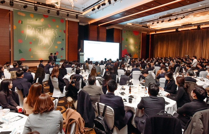 올리브영이 지난 23일 서울 여의도 콘래드 호텔에서 협력사와의 소통을 강화하는 '2019 파트너스 데이'를 개최했다. [사진=CJ올리브네트웍스]