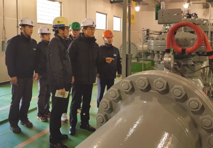 김영두 사장 직무대리는 지난 17일 울산 산업단지 인근에 있는 부산경남지역본부 청량관리소를 찾아 주요 가스 공급설비를 점검했다. [한국가스공사]