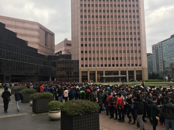 타이베이 게임쇼 2019 입장 전 인근 광장에 몰려든 관람객들.