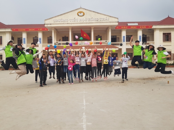 베트남 파견중인 LS 대학생해외봉사단 23기 단원들이 베트남 하이퐁시에서 초등학생들과 함께 사진 촬영을 하고 있다. [LS그룹]