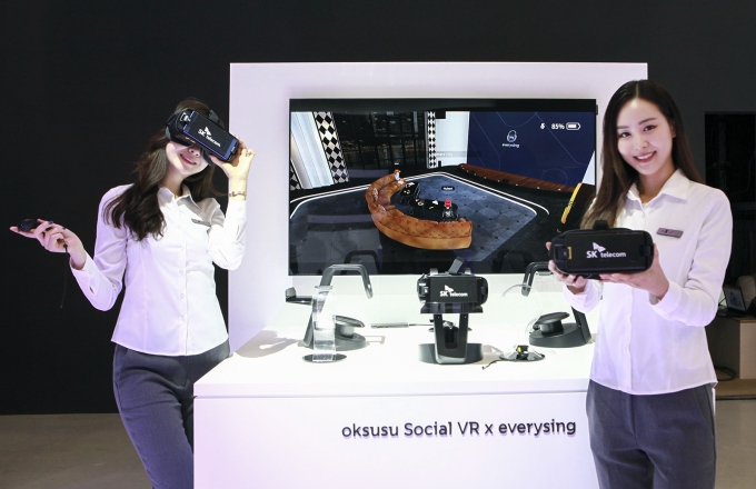 SK텔레콤 전시 부스에서 모델들이 '옥수수 소셜 VR'을 체험하고 있는 모습 [사진=SKT]