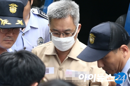 '드루킹' 김동원씨는 지난달 30일 댓글조작 혐의로 징역 3년 6개월을 선고받았다. 구치소로 이송 중인 김씨. 