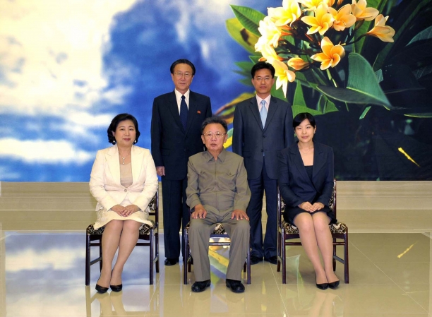지난 2009년 북한을 방문한 현정은 현대그룹 회장(앞줄 왼쪽 첫번째)이 김정일 국방위원장(앞줄 가운데)과 면남 후 기념사진을 찍고 있다.  [사진=현대그룹]