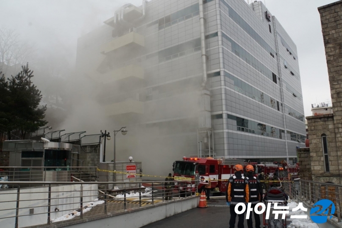 지난해 11월24일 KT 아현지사 내 지하통신구에서 화재가 발생해 인근지역에 통신서비스가 장애를 겪었다.