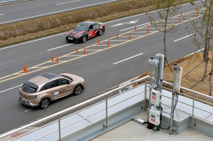 충남 서산 현대모비스 주행시험장에 5G 이동통신을 이용한 자율주행자동차가 달리고 있다. [출처=KT]