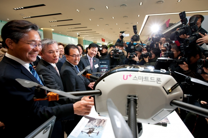 유영민 과기정통부 장관(왼쪽 세번째) 등이 LG 마곡 사이언스파크를 방문해 5G 이동통신을 사용하는 스마트드론을 살펴보고 있다. [출처=과기정통부]