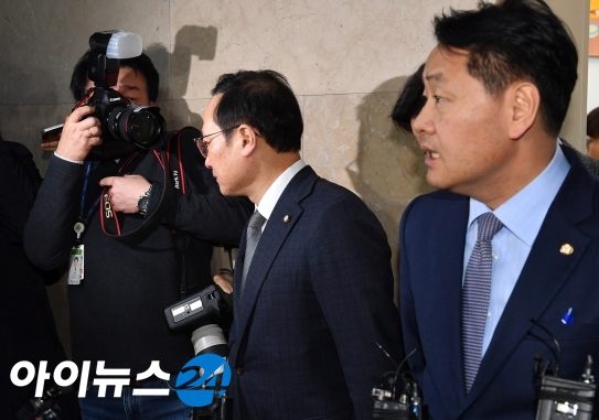 지난7일 민주당 홍영표 원내대표와 바른미래당 김관영 원내대표가 2월 임시국회 개의 협의를 위한 회동 장소를 빠져 나오고 있다. 