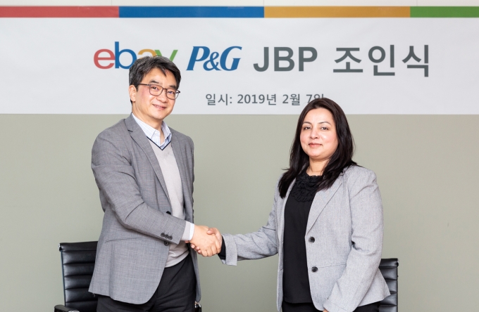 변광윤 이베이코리아 대표(왼쪽)와 발라카 니야지 한국 P&G 대표 [사진=이베이코리아]