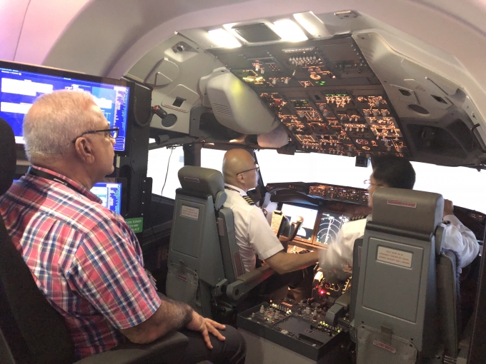 티웨이항공 운항 훈련 담당자들이 737 MAX 8 기종 모의비행훈련장치를 통한 훈련을 받고 있다. [사진=티웨이항공]