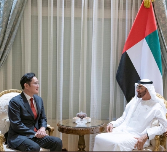 이재용 삼성전자 부회장(사진 왼쪽)과 셰이크 모하메드 빈 자예드 알 나얀(Sheikh Mohammed bin Zayed Al Nahyan) 아부다비 왕세제. [아부다비 왕세제 트위터.]