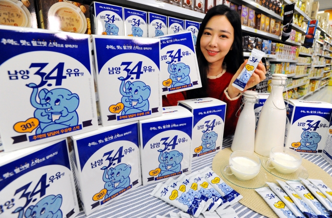 서울 등촌동 홈플러스 강서점에서 모델이 '남양 3.4 우유맛 스틱'을 선보이고 있다. [사진=홈플러스]