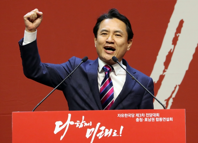 김진태 후보가 14일 대전서 열린 합동연설회에서 정견발표를 하고 있다. [사진=뉴시스]