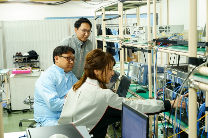일본 신가와사키에 위치한 후지쯔 연구소에서 KT, 후지쯔, 솔리드 연구원들이 5G 프론트홀 연동 테스트를 하고 있다. [출처=KT]
