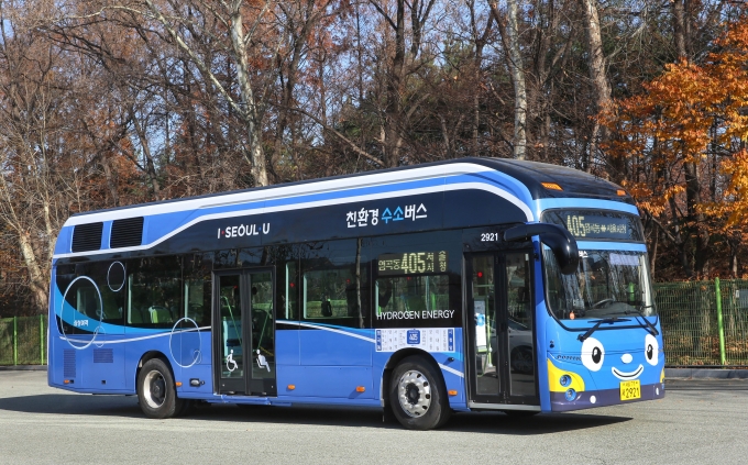 서울 염곡동에서 시청을 순환하는 405번 수소전기버스. [사진=현대자동차]