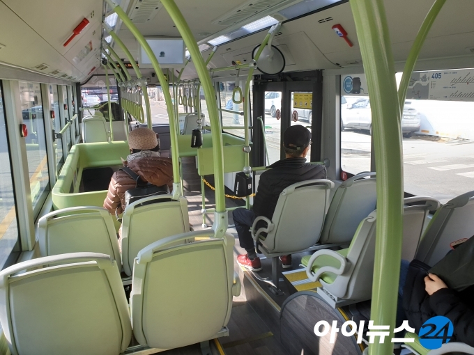 지난해 11월부터 염곡동~서울시청 구간을 시범 운행 중인 405번 수소전기버스. [황금빛 기자]