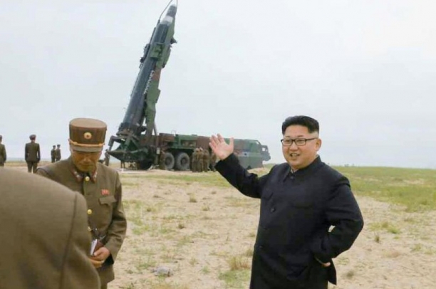 미국조차 북한핵은 이미 기정사실로 인정하려는 움직임이 있다는 주장이 나왔다.  [로이어, 건스, 앤드 마니]