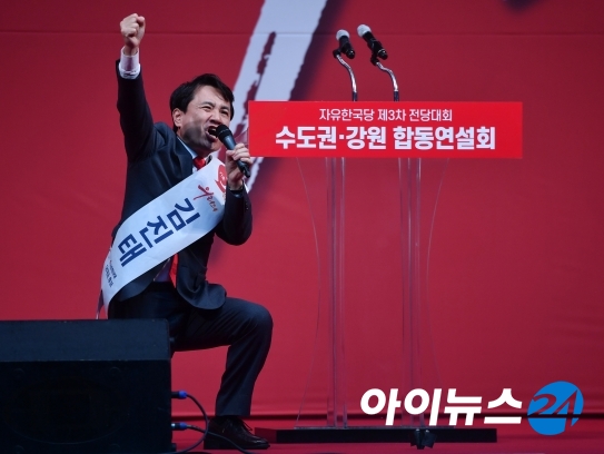 5·18 북한군 개입설을 주장한 지만원씨를 옹호, 문제가 된 김진태 자유한국당 당대표 후보가 전당대회 합동설회에서 지지를 호소하고 있다. 
