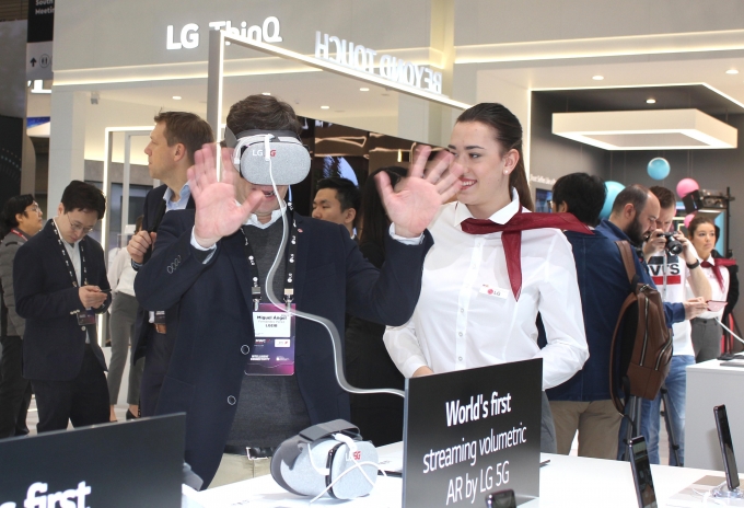 MWC19 LG유플러스 5G 전시관에서 한 방문객이 HMD 기기를 쓰고 360도 VR 콘텐츠를 체험하고 있다. [출처=LG유플러스]
