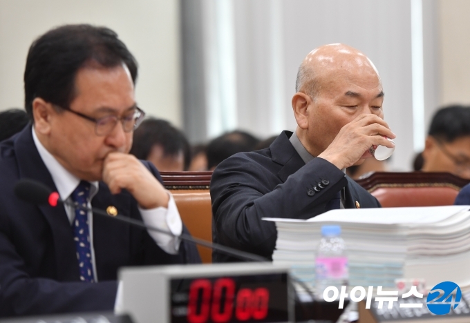 유영민 과학기술정보통신부 장관(왼쪽)과 이효성 방송통신위원회 위원장.