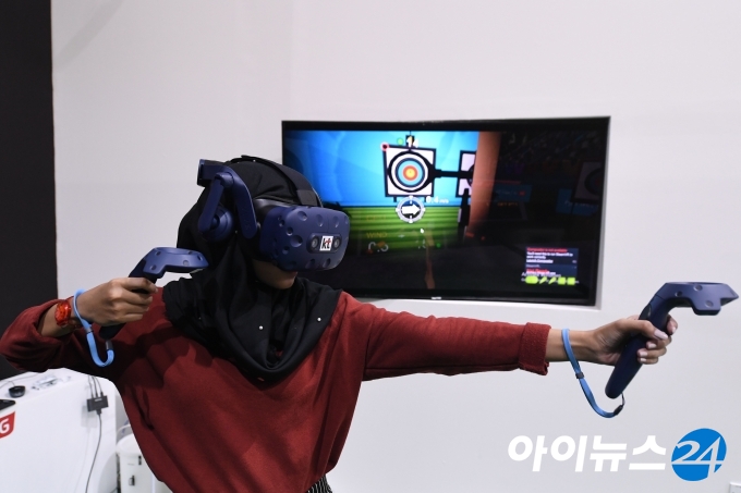 2018 자카르타-팔렘방 아시안게임 기간 중 운영된 KT의 5G 체험관에서 한 자카르타 시민이 VR 게임을 체험하는 모습. [사진=이영훈 기자]