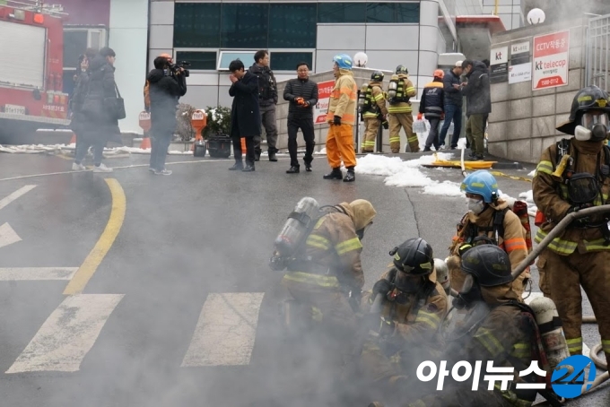 지난해 11월 KT아현국사 내 지하통신구에서 화재가 발생해 서울 일대에 통신장애가 발생했다.