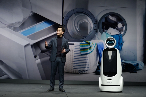 LG전자의 AI 로봇인 'LG 클로이 가이드봇(LG CLOi GuideBot)'이 CTO(최고기술책임자) 박일평 사장과 함께 'CES 2019'의 개막 기조연설 무대에 올라 관람객들의 주목을 받았다. [사진=LG전자]