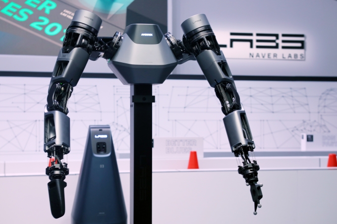지난 1월 열린 CES 2019에서 선보인 네이버-퀄컴 로봇팔 '엠비덱스'
