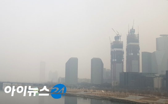 2일 초미세먼지 주의 경보가 내려진 서울특별시 여의도 일대 모습. 짙은 안개가 낀 것처럼 가시거리가 제한적이다.  