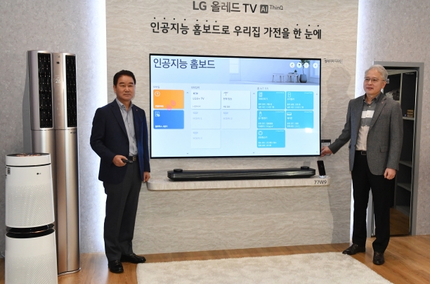 LG전자 MC/HE(모바일·홈엔터테인먼트)사업본부장인 권봉석 사장(오른쪽)과 한국영업본부장인 최상규 사장이 'LG 올레드TV AI 씽큐'를 소개하고 있다. [사진=LG전자]