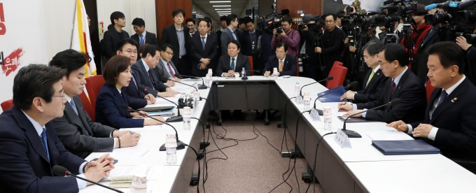 6일 국회에서 열린 한국당 북핵외교안보특위 및 방미단 연석회의. [뉴시스]