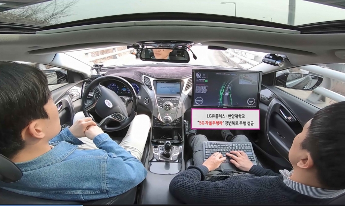 5G 기반의 자율주행차가 일반 차량들과 서울 도심도로를 달린다 [사진=LGU+]