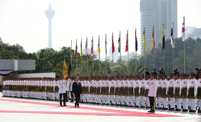 말레이시아 공식 환영식에 참석한 문재인 대통령. [뉴시스]